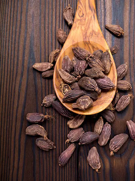 Black Cardamom (Kali Ilayachi)